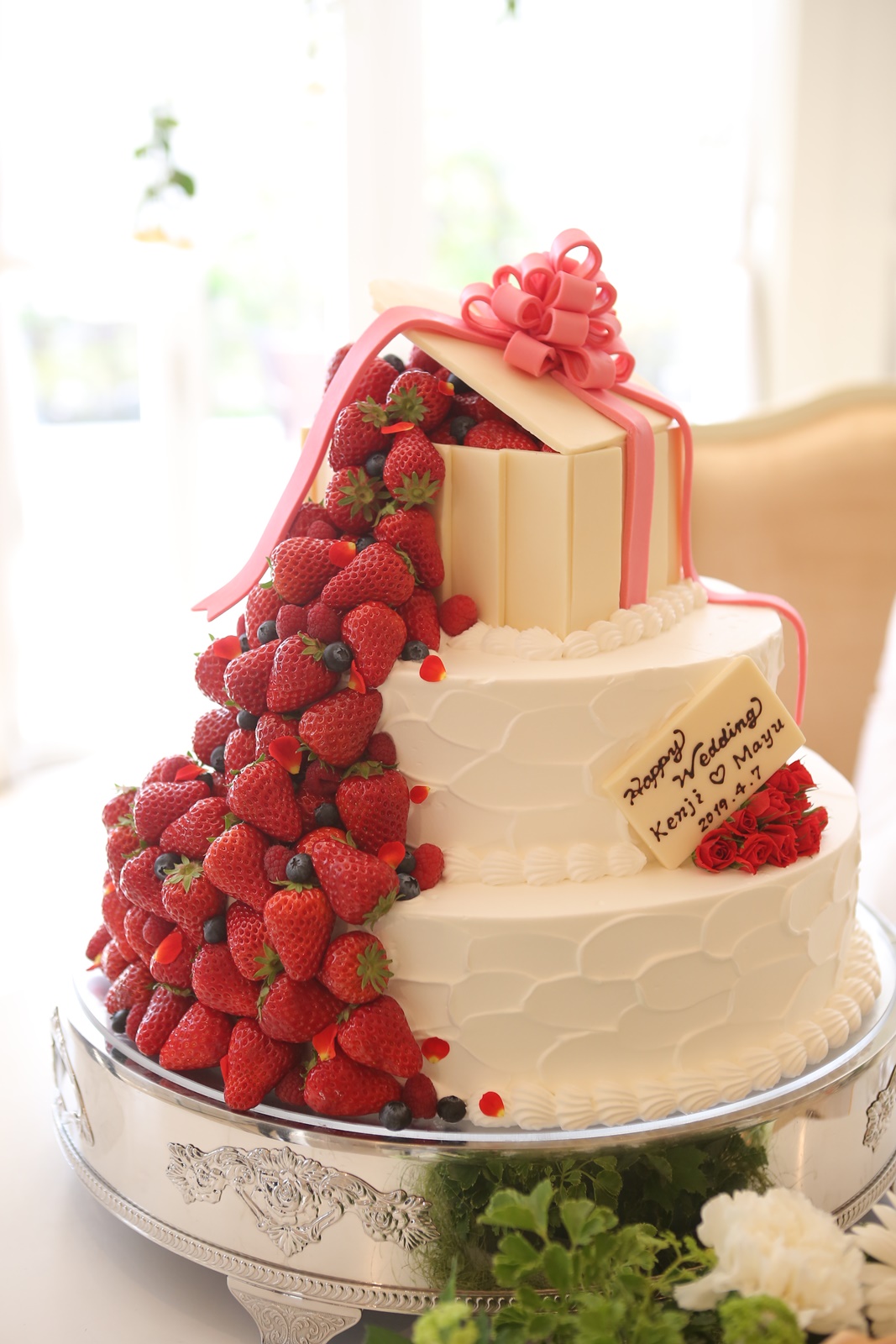 苺があふれ出たような可愛いケーキ ニュース ブログ 滋賀 近江八幡の結婚式場 公式 ヴィラ アンジェリカ