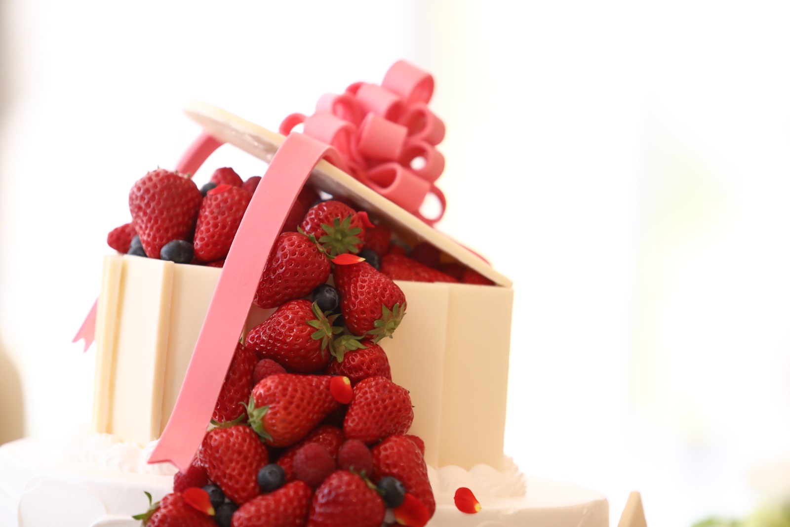 苺があふれ出たような可愛いケーキ ニュース ブログ 公式 ヴィラ アンジェリカ 滋賀 近江八幡の結婚式場