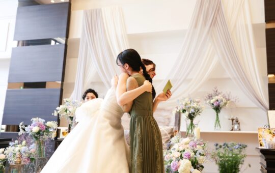【感動シーン】友人とのハグ★結婚式は絆を深める素敵な１日