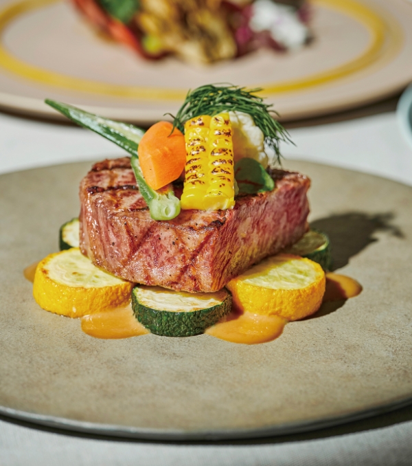 焼き目の美しい肉と、色とりどりの野菜の盛り付けが目を引く