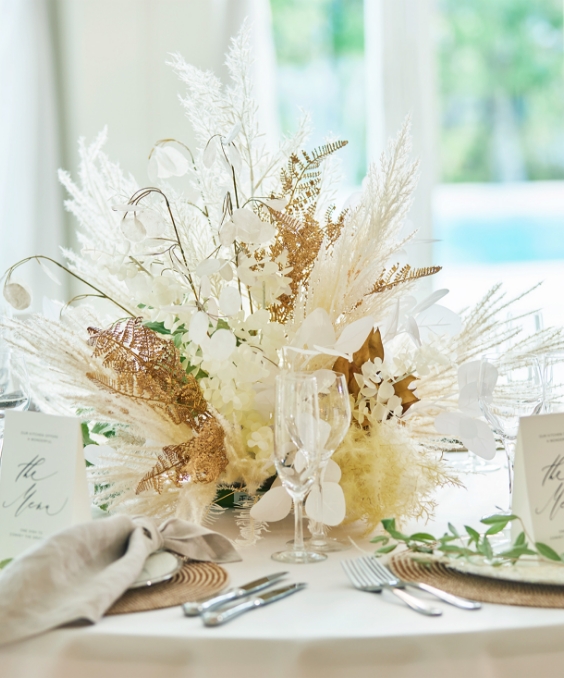 豪華でエレガントな雰囲気のウェディング装飾シーン