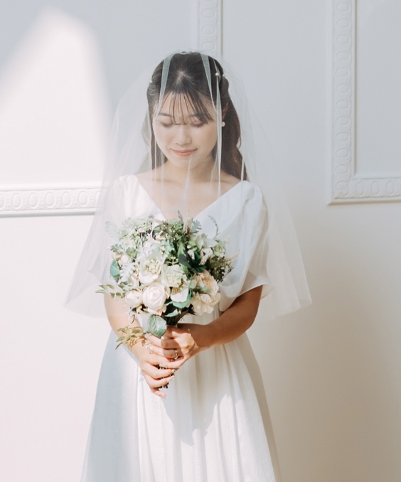 柔らかな光に包まれた室内での結婚式のワンシーン